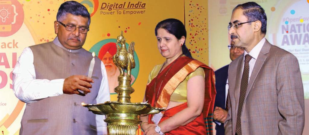 Inaugurating the Awards ceremony, Honorable Union Minister, Shri Ravi Shankar Prasad felicitates winners