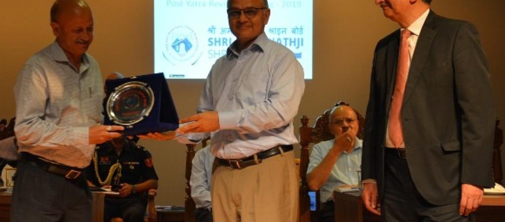 Shri Abhay Kumar, SIO, NIC J&K, being felicitated by Shri K. K. Sharma, IAS, Honorable Advisor to the Governor