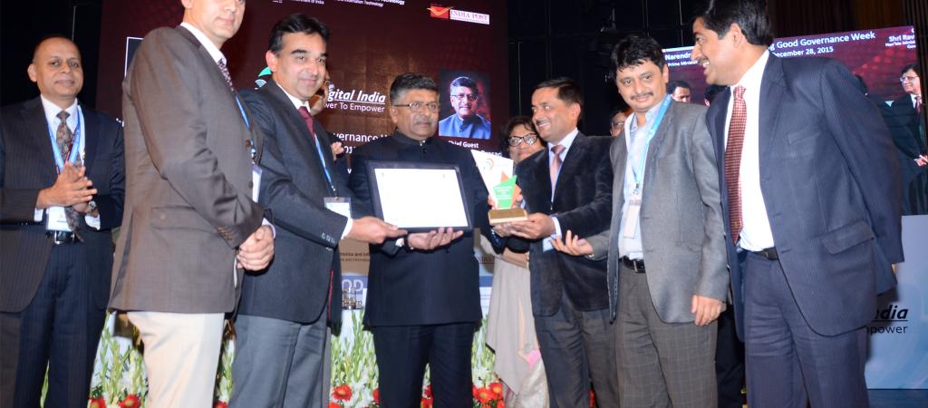 State Award being presented to Himachal Team by the Union Minister for Communication & IT