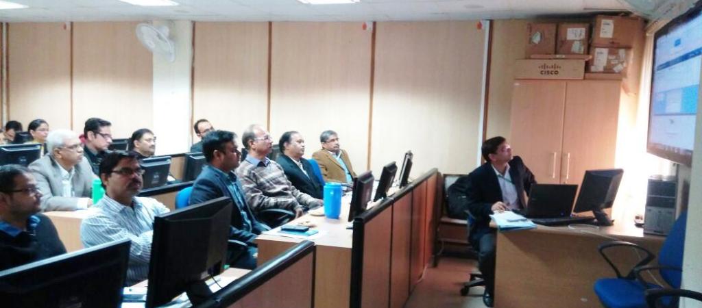 Mr. Vijay Tiwari giving training to the Participants during workshop of Rajasthan-eSuvidha.