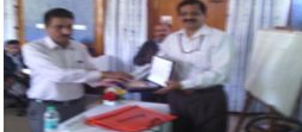SIO Haryana Sh. Ghan Shyam Bansal while receiving memento from Programme Coordinator