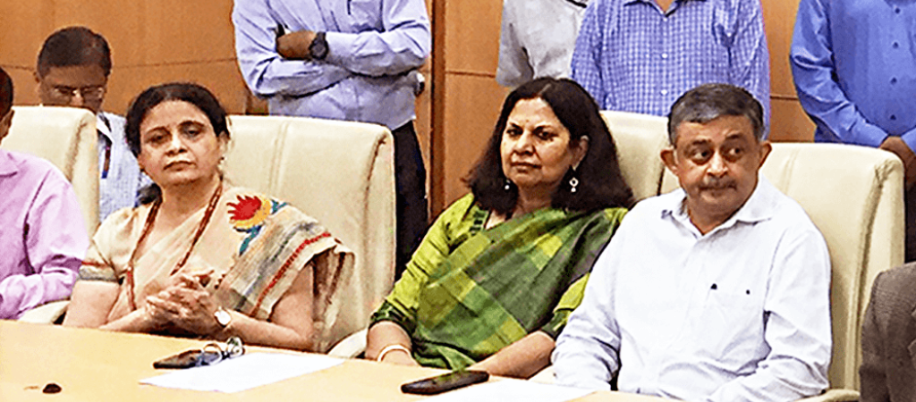Hon'ble Minister for Communications, Electronics & Information Technology and Law & Justice launching Smart-board