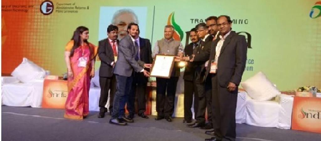 The team receiving award from  the Hon'ble  Minister of State, Electronics and IT,  Govt. of India.