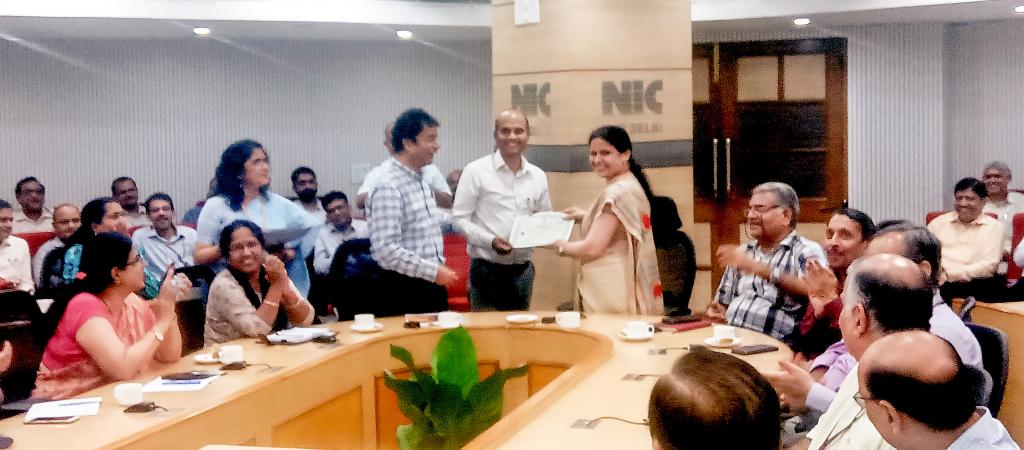 Dr. Neeta Verma, DG, NIC, presenting the Certificate of Appreciation to Webinar Toppers