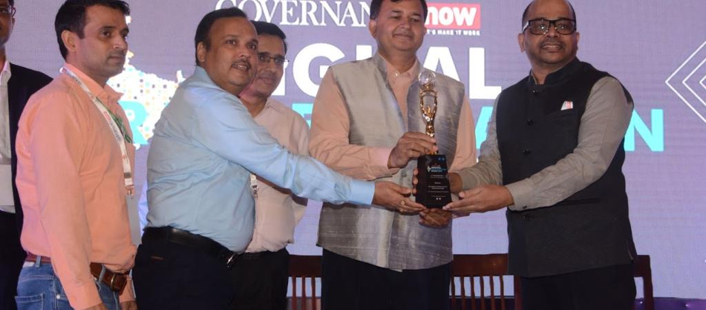 Shri Mohan Das Viswam, Sr. TD, Shri Shashi Kant Pandey, Scientist-D and Shri Sunil Sunsunwal, Scientist-C receiving the Award