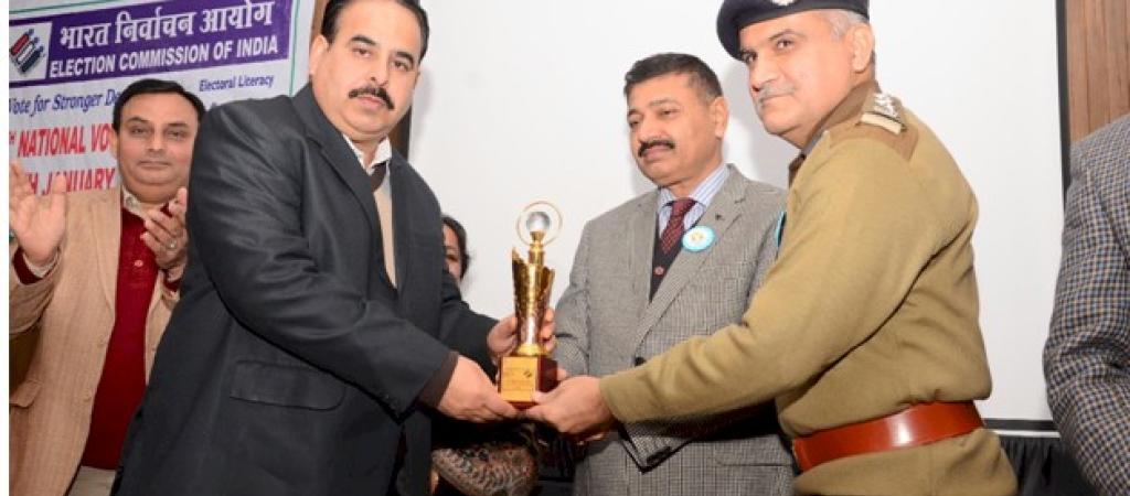Deputy Commissioner honoring DIO Samba with Momento