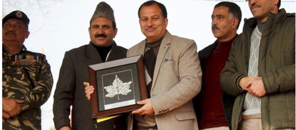 Deputy Commissioner presenting Award to DIO Anantnag