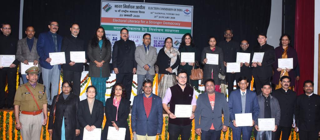 Group Photograph of State Award recipients alongwith Governor, Chief Electoral Officer, State Election Commissioner, Secretary to Governor