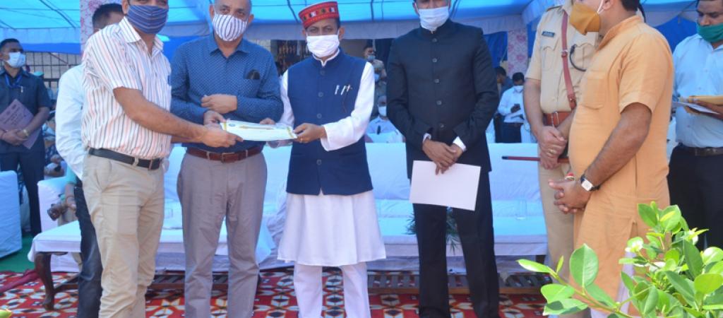 Hon'ble Food and Civil Supplies Minister, HP felcitating the DIO Hamirpur on Indpendence Day