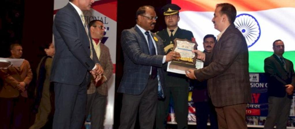 Lt. Governor, Shri Girish Chandra Murmu presenting Special UT Award to Mr. Baiju Ubbot