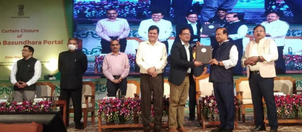 Mridu Pobon Rajkhowa, Scientist C, NIC, Assam receiving the award of appreciation for uninterrupted support by NIC during Mission Basundhara