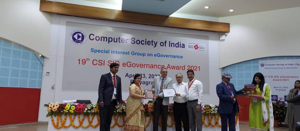 NIC Assam Team of Smt Kavita Barkakoty, Senior Technical Director and Shri Manabendra Goswami, Technical Director, receives the Award.