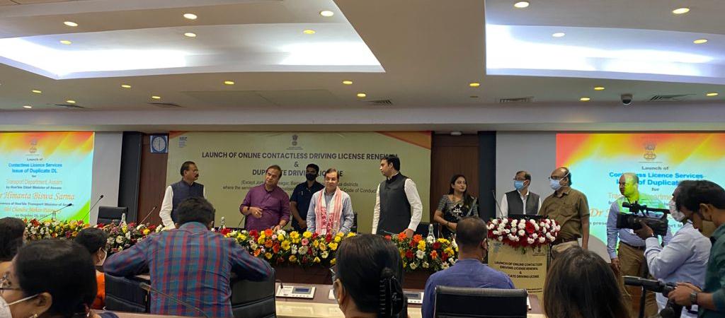 The Chief Minister inaugurating the two contactless applications