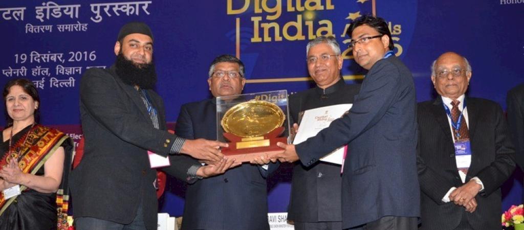 Deputy Commissioner, Shri Kumar Rajeev Ranjan, IAS (right) and DIO NIC Kupwara Shri F. Maqbool(left) receiving the Award Trophy from Hon'ble Minister