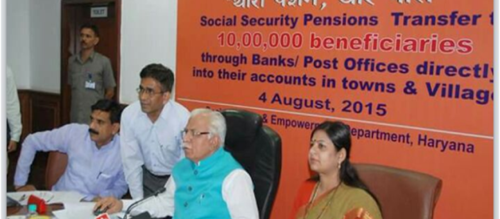 Sh. Manohar Lal Khattar, CM Haryana, assisted by Sh. Susheel Kumar TD NIC in  Launching  the Application