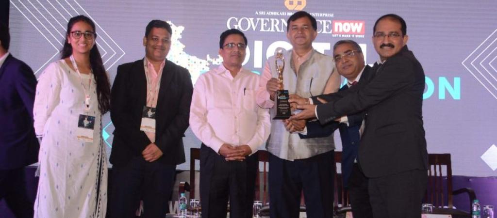 Shri Manoj Tuli, Senior Technical Director receiving the Award