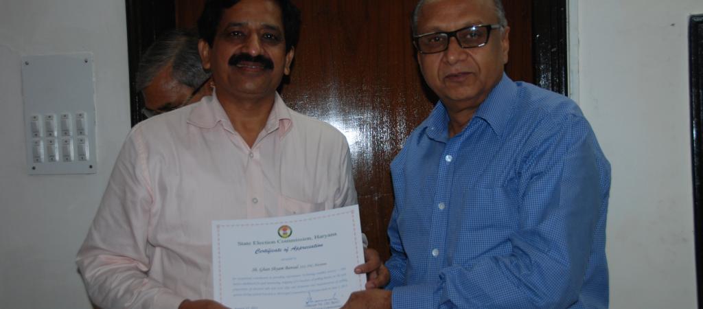 DDG and SIO Sh. Ghan Shyam Bansal while receiving Certificate of Appreciation from  Sh. Dharam Vir, State Election Commissioner