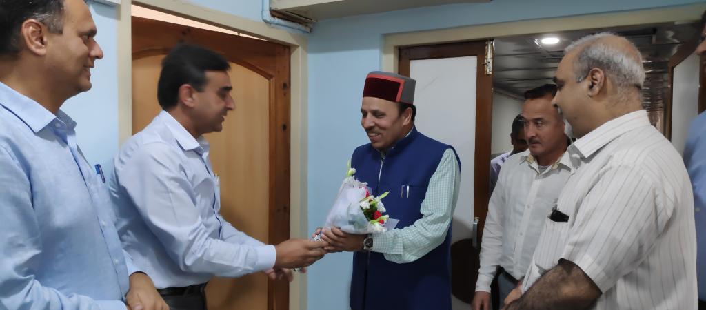 Dr. Ram Lal Markanda, Hon'ble IT Minister Himachal Pradesh being welcomed by Sh. Ajay Singh Chahal, SIO Himachal Pradesh