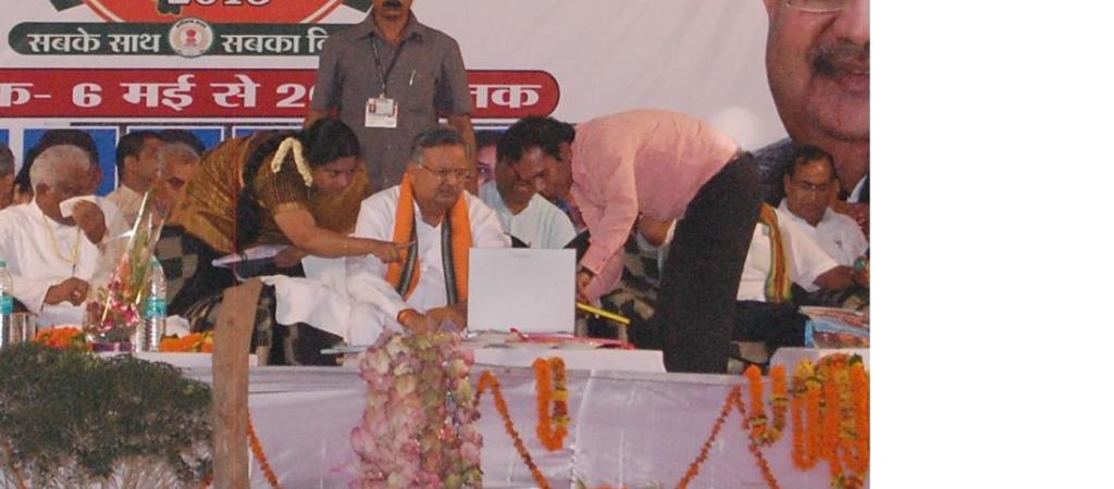 Collector Mahasamund together with DIO NIC demonstrating application to Dr. Raman Singh, CM Chhattisgarh