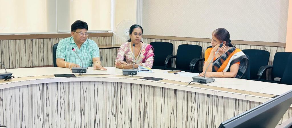 Shri Satyesh Kumar Sharma, Technical Director, NIC-CG, giving training sessions on e-Uttar