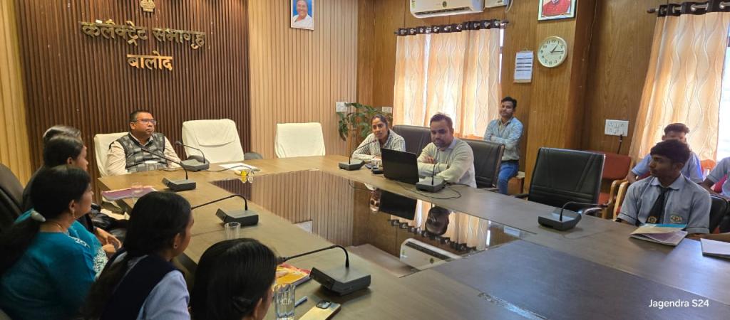 Students of Swami Atmanand School, Kusumkasa (Balod) visited NIC and SWAN as part of an educational tour