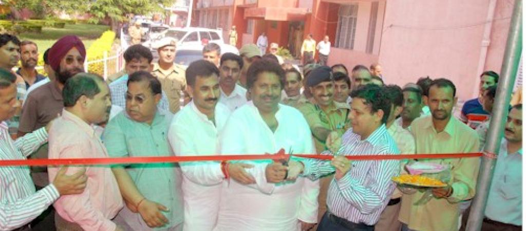 Minister for Revenue Sh. Raman Bhalla and MOS IT, J&K, Dr. Manohar Lal Sharma launching Single Window System at Kathua