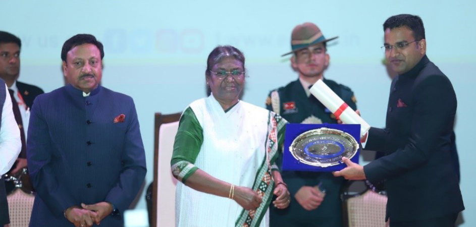 Dr. Nipun Jindal, the then Deputy Commissioner receiving the award from Hon’ble President of India