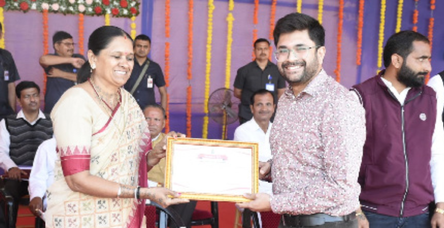 Fig 4.2 : Smt. M. Muchhaar, District Panchayat President, Gir Somnath Presenting letter of appreciation to Shri Adnan Ahmed, Scientist B and DIO, Gir Somnath