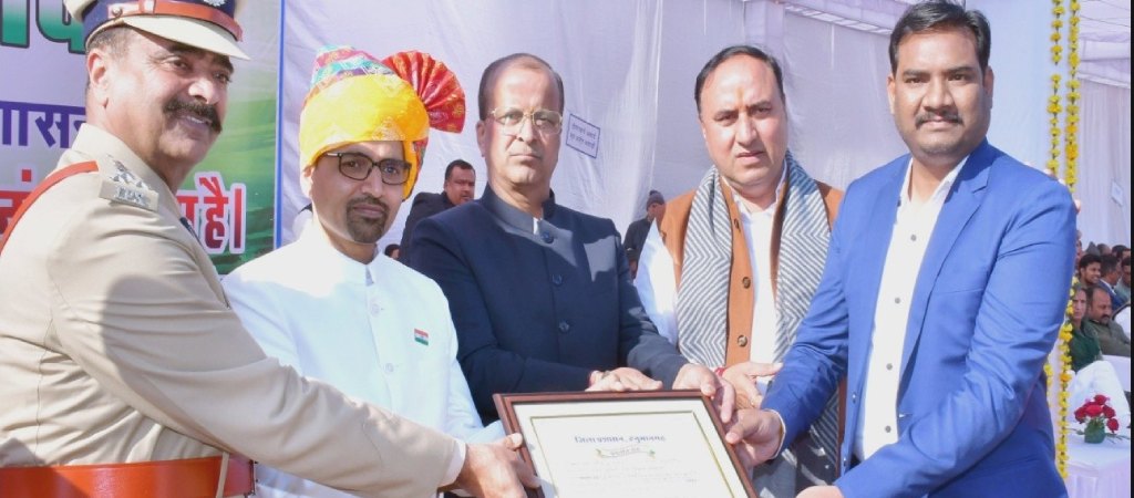 Shri Shailendra Kumar Dhanwaria (DIO) receiving an award from the District Administration for developing the Manas e-Arogya portal