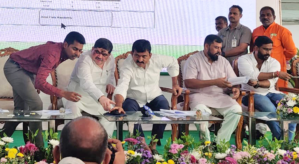 Hon’ble Minister for Housing clicking the button for random allocation of flats