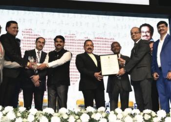 Shri Deepak Bansal, SIO, NIC Haryana & team receiving Gold award for “Antyodaya Saral Haryana” Project in the category of “Excellence in providing Citizen Centric Delivery” presented by Shri Jitendra Singh, Hon’ble Union Minister.