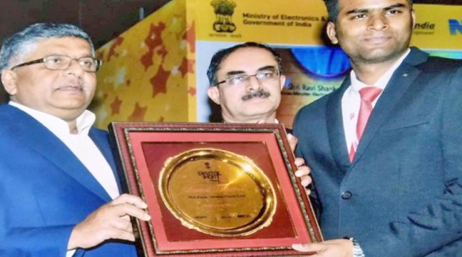 Shri Akash Kumar Prakash, DIA, South Tripura, receiving Digital India Award from Shri Ravi Shankar Prasad, Hon’ble Union Minister for Electronics & Information Technology and Law & Justice