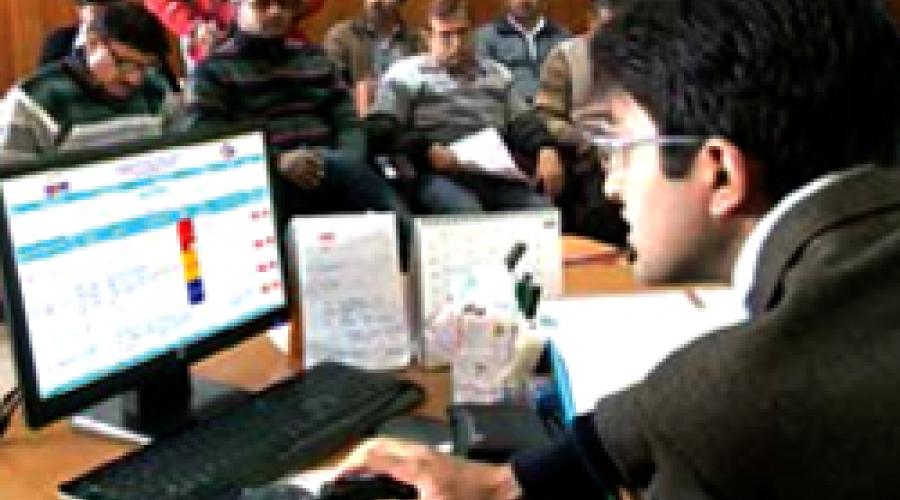 Shri Rohan Chand Thakur, IAS, reviewing the PUCs online