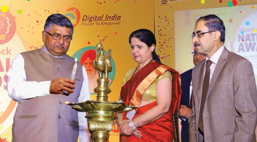 Inaugurating the Awards ceremony, Honorable Union Minister, Shri Ravi Shankar Prasad felicitates winners