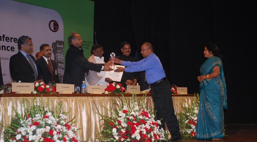 Shri R. S. Gopalan, IAS, Director, Directorate of Agriculture & Food Production andSmt.Sarita Sahoo, AGRISNET Coordinator NIC, Odisha receiving the award from Shri AshokGehlot,  Hon’ble  Chief  Minister  of  Rajasthan  and  Shri  V.  Narayanswamy,  Hon’bleMinister of State for PMO and Administrative Reforms