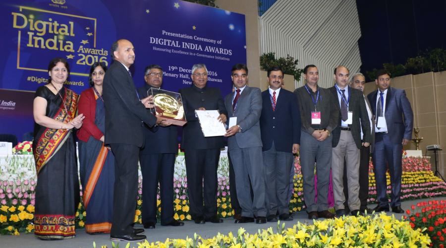 Award being received by the Prinicipal Secretary(IT), SIO and Director Elementary Education, Himachal Pradesh