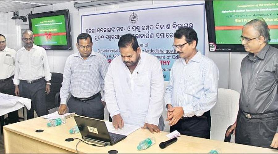 Hon'ble Minister inaugurating the Portal