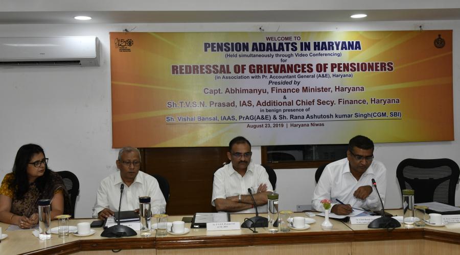 Shri T.V.S.N. Prasad, IAS & Additional Chief Secretary (Finance) and Shri Vishal Bansal, Principal Accountant General, addressing the Pension Adalats