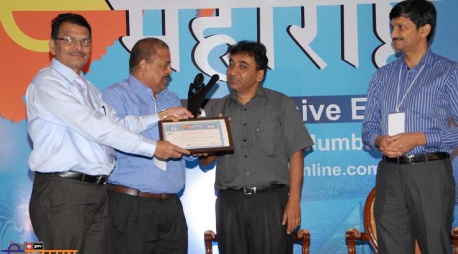 NIC Odisha team receiving the Award