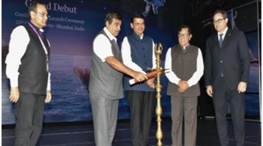 Hon. Union Minister of Shipping and Hon , Chief Minister of Maharashtra lighting the lamp.