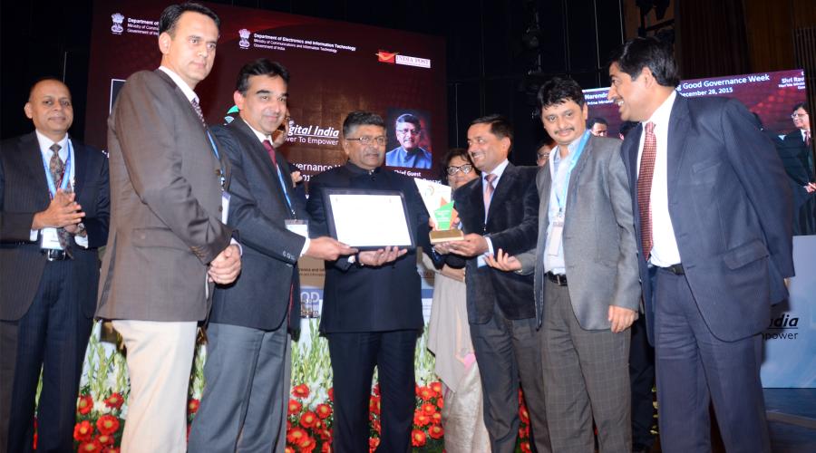 State Award being presented to Himachal Team by the Union Minister for Communication & IT