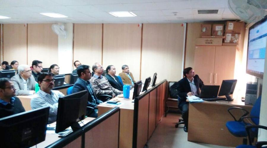 Mr. Vijay Tiwari giving training to the Participants during workshop of Rajasthan-eSuvidha.