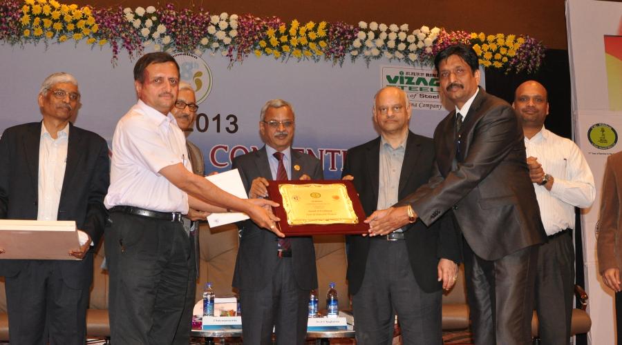 Sh. S.R. Mardi ADGP and Dr. Saurabh Gupta, SIO NIC receiving the Award