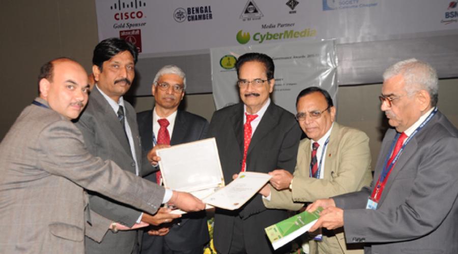 Dr. Saurabh Gupta receiving the Award