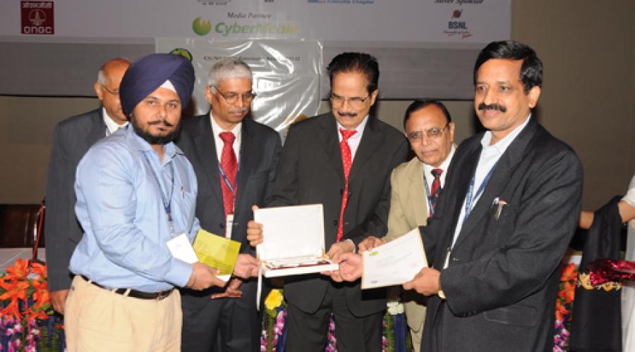 Sh. Ghan Shyam Bansal, SIO Haryana and Sh. G.S.Saini while receiving award