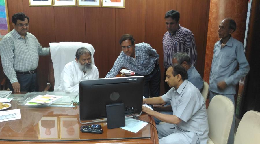 Haryana Health Minister, Sh. Anil Vij launching website of Haryana Medical Services Corporation in presence of ACS (Health) and other Health officers.