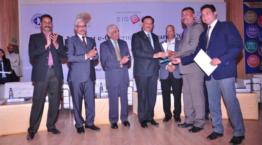 Sh. Rajesh Kumar Singh, SIO Bihar and Sh. Shailesh Kr. Shrivastava, TD receiving award