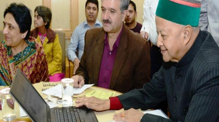 Honourable Chief Minister launching the Mobile App. Also seen in the picture are Sh. Sanjay Chauhan, Mayor Shimla and Smt. Manisha Nanda, ACS (UD) HP.