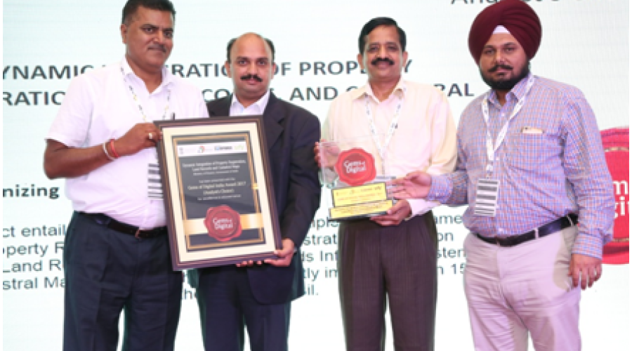 Sh Deepak Bansal, State Informatics Officer, NIC and other members of the team receiving the award.