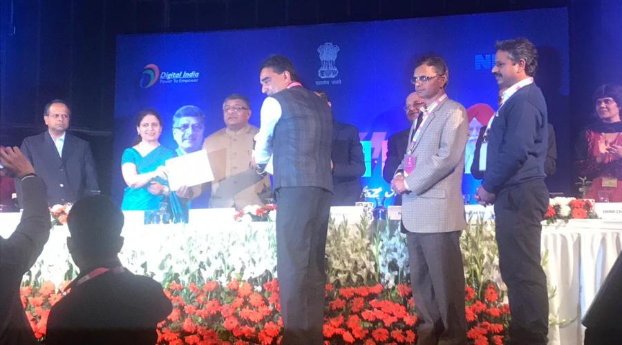 Sh. Ravi Shankar Prasad, Hon'ble Union Minister for Electronics & Information Technology, presenting the award to Sh. Ajay Singh Chahal SIO & Team